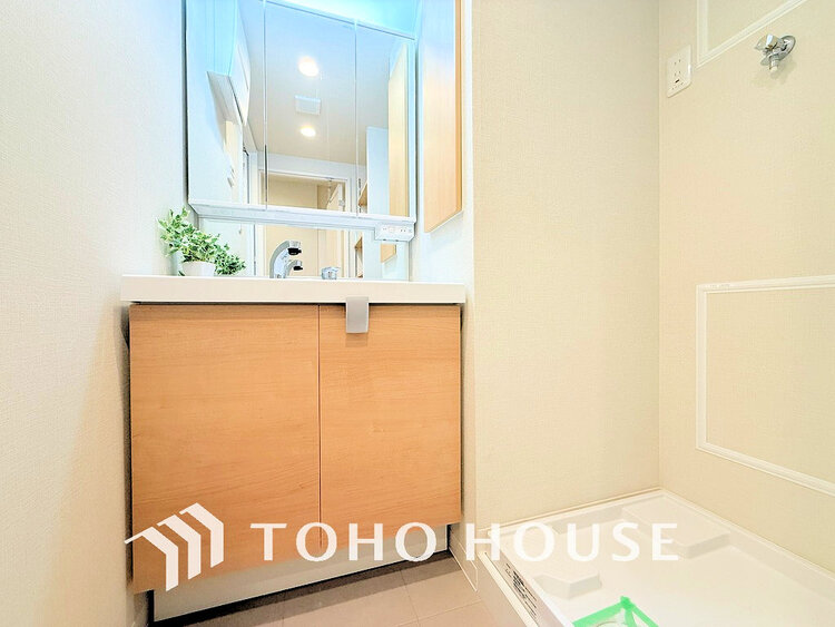 洗面 白を基調とした清潔感のある洗面室で朝の身支度を