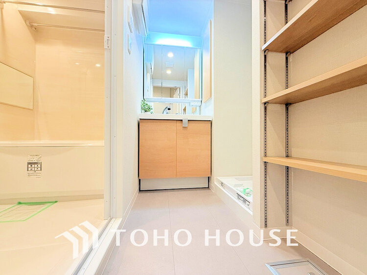 洗面 落ち着きのある色合いでまとめられた洗面室