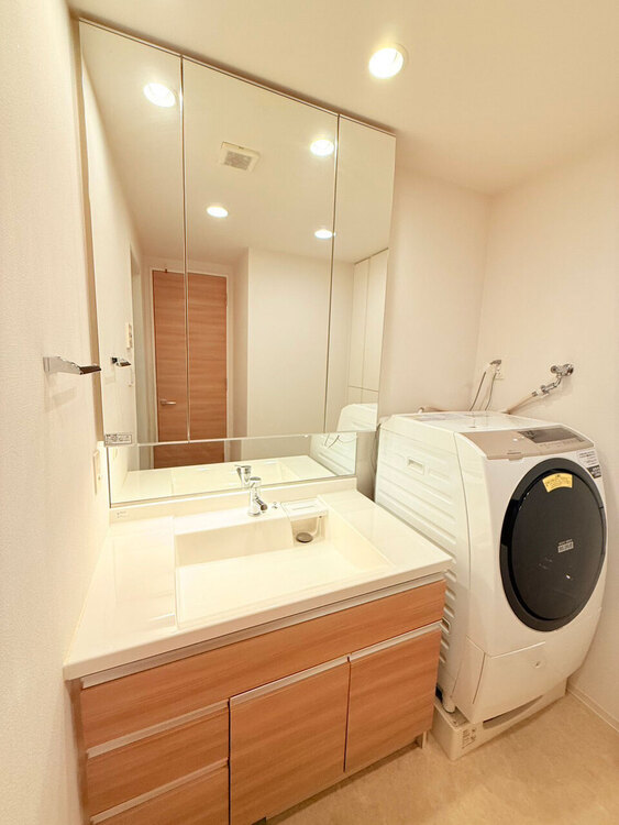 その他 清潔感を感じられる洗面化粧台。