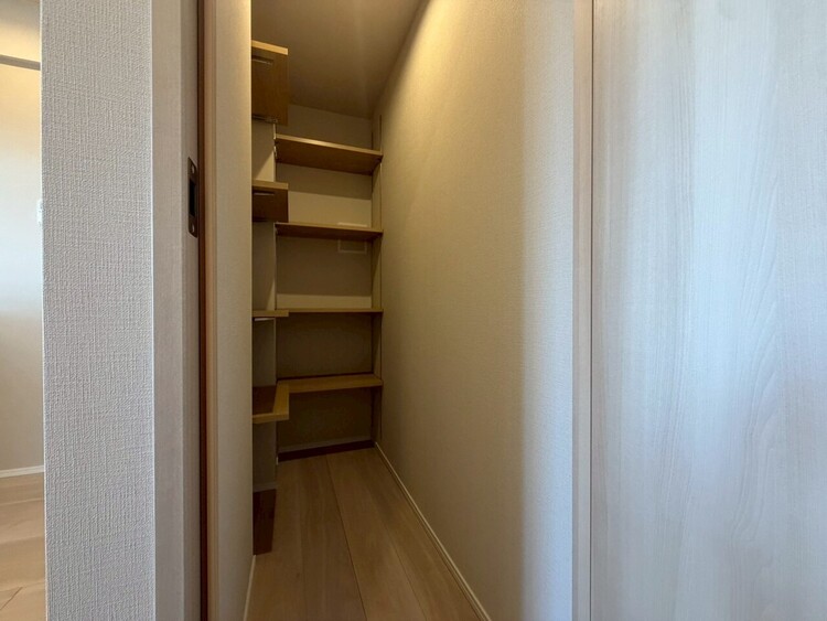 その他 収納スペースが付いていて、お部屋を広く使っていただけます。