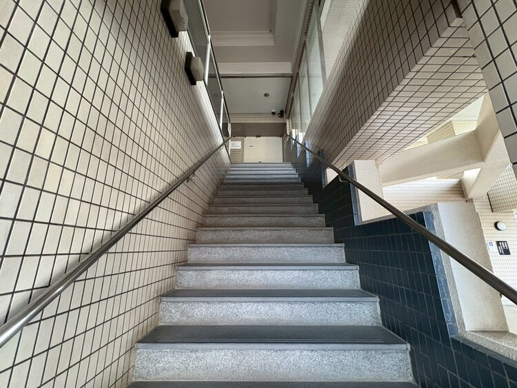 その他 共用部の階段です。明るく清潔に管理されています。