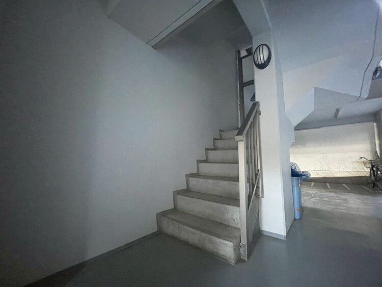 その他 共用部の階段です。明るく清潔に管理されています。