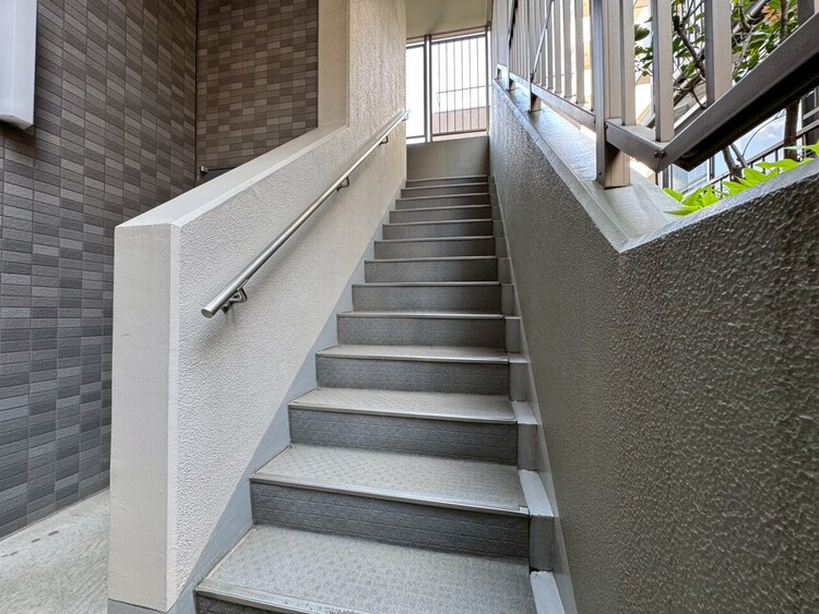 その他 共用部の階段です。明るく清潔に管理されています。