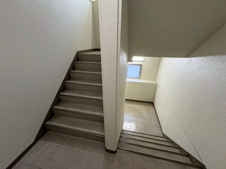 その他 共用部の階段です。明るく清潔に管理されています。