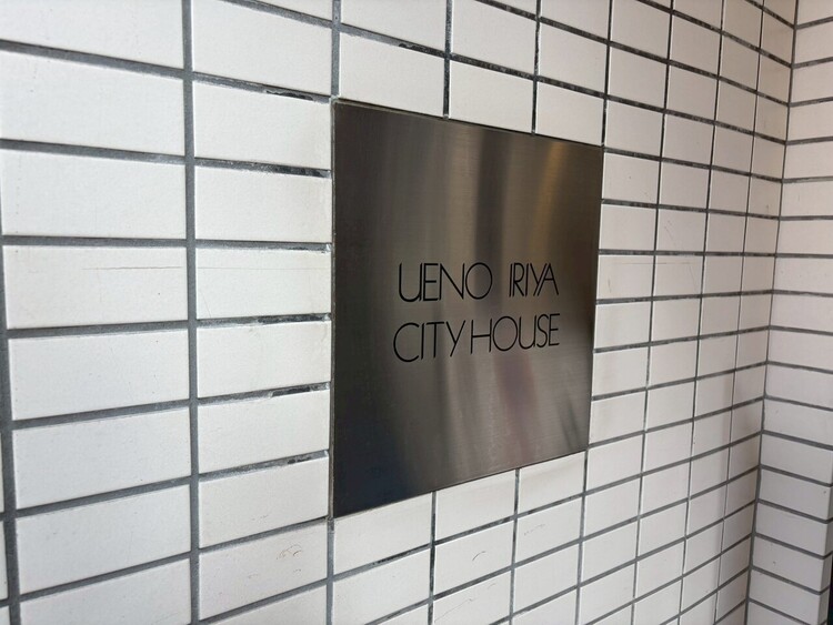 その他 スタイリッシュなエンブレム。お洒落なマンションは入り口から。