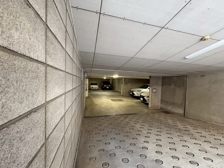 駐車場 駐車スペースが嬉しいですね。※空き状況は都度ご確認下さい。