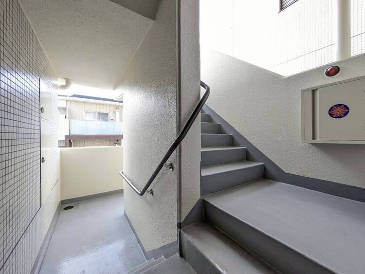 その他 共用部の階段です。明るく清潔に管理されています。