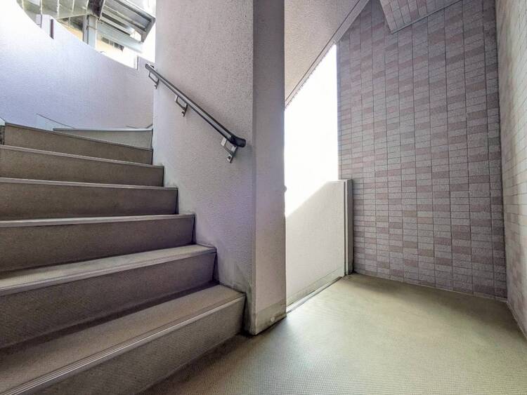 その他 共用部の階段です。明るく清潔に管理されています。