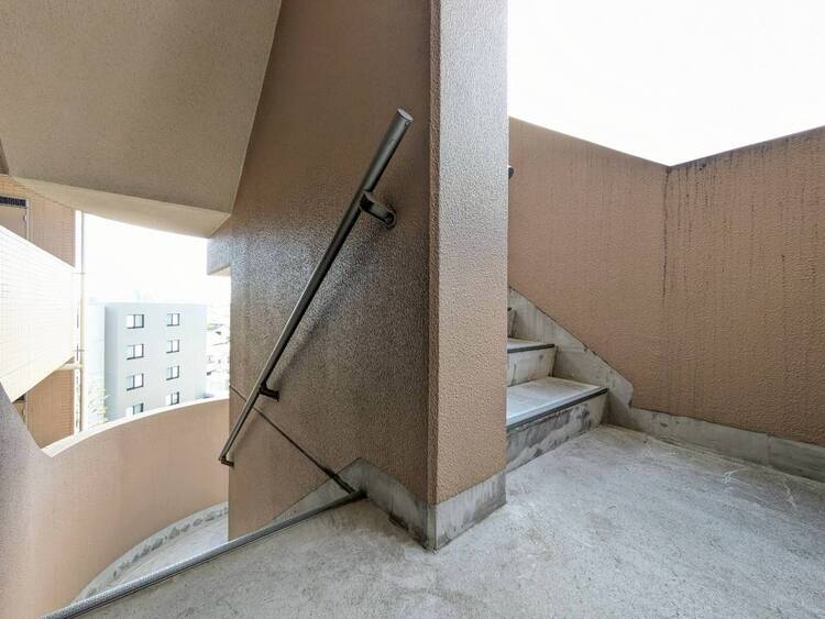その他 共用部の階段です。明るく清潔に管理されています。