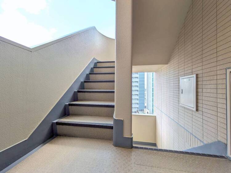 その他 共用部の階段です。明るく清潔に管理されています。