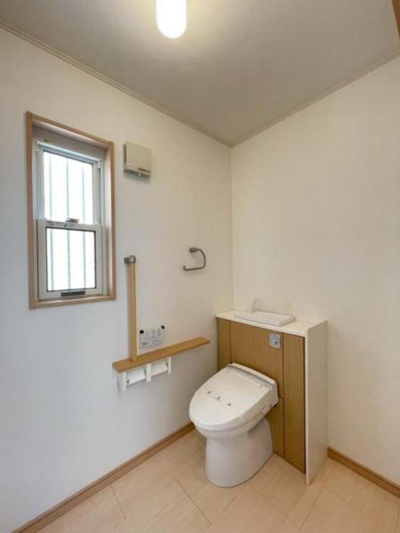 トイレ 手すり付きのトイレは長く住むことを考えられたユーザーに寄り添う設計です