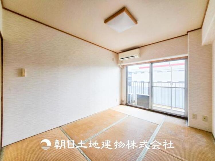 内装 【和室】来客時の客室としても利用できますし、お子様のプレイルームやお昼寝に最適なお部屋です。