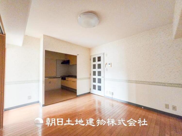 居間 【リビング】大切なご家族、招いた友人と過ごすひと時を溢れる光が優しく包み込む空間。