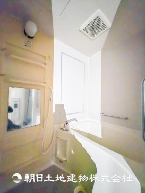 風呂 【浴室】1日の疲れを癒すバスタイム。心地よいリラックスを叶える独立した美しい空間です。