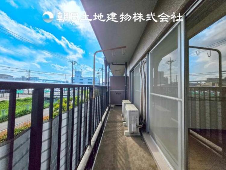 バルコニー 【バルコニー】太陽に愛された家。陽当り・通風に優れた魅力的で快適さを追求した住宅です。