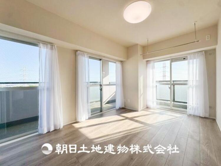 内装 【居室】爽やかな空間演出とセンス良く纏められた室内は良質な寛ぎ空間。そこで暮らす大切な人達のことを考え造りこんだ空間は日々の生活に安らぎを与えてくれます。