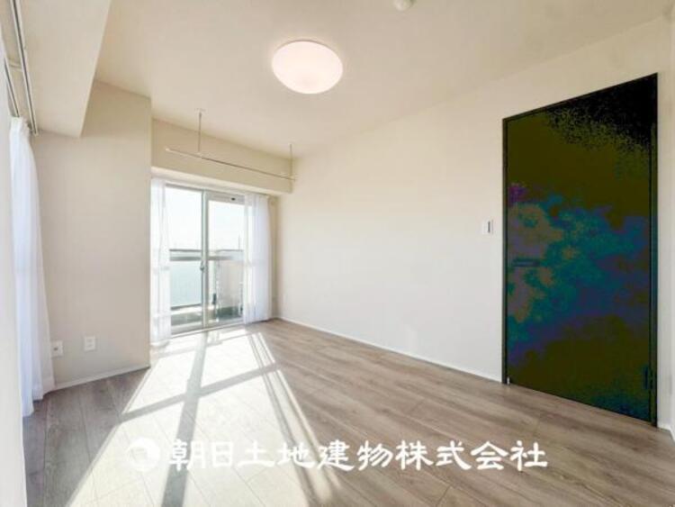 内装 【居室】大切な家族一人ひとりの大切な個別空間。趣味・感性で個性的に飾って頂けるようシンプルに仕上げてあります。自分時間を充実させながら心豊かなひとときを過ごすための大切な空間。