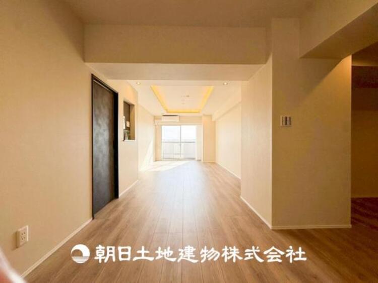 居間 【リビング】1日の中で最も長い時間を過ごすことになるリビングだからこそ、いつも笑顔があふれる空間であるように。広々とした空間から幸せな未来を。