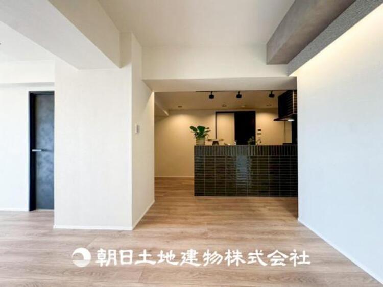 居間 【リビング】リビングにはみんなが集い、食事や楽しい会話が始まる。話に夢中になりすぎて、ついつい時を忘れてしまう。そんな束の間の幸せを感じさせてくれる場所。お子様の勉強スペースとしても活用できます。