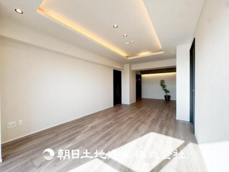 居間 【リビング】大切なご家族、招いた友人と過ごすひと時を溢れる光が優しく包み込む空間。大切な人とともに、心穏やかに過ごすひととき。家族との時間、自分の時間を大切にできる空間を作りました。