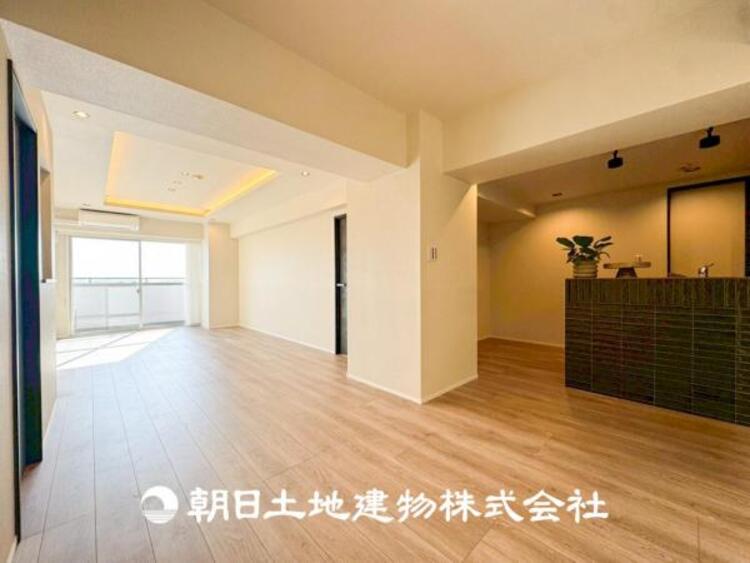 居間 【リビング】開放的で明るい空間が広がるLDK。リビングには暖かな太陽が降り注ぎ、爽やかな住空間です。お友達を呼んでお茶をしたり、一緒に料理を楽しみながら楽しい時間を。