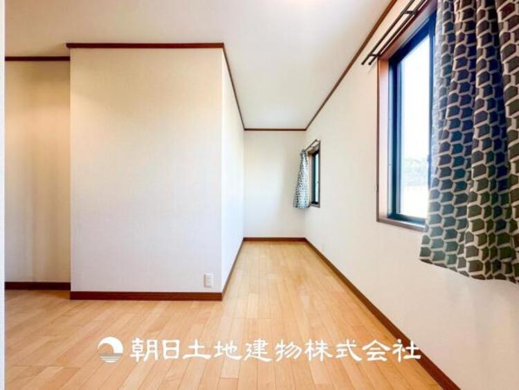 内装 【居室】大切な家族一人ひとりの大切な個別空間。趣味・感性で個性的に飾って頂けるようシンプルに仕上げてあります。自分時間を充実させながら心豊かなひとときを過ごすための大切な空間。