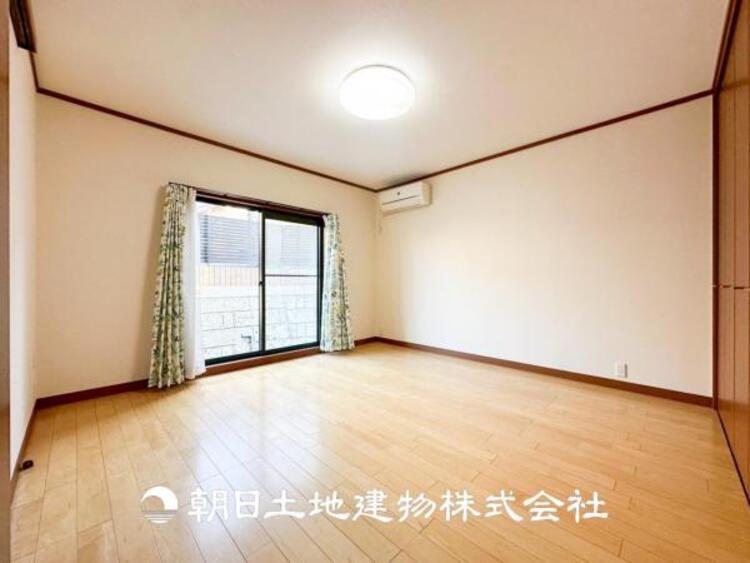 内装 【居室】爽やかな空間演出とセンス良く纏められた室内は良質な寛ぎ空間。そこで暮らす大切な人達のことを考え造りこんだ空間は日々の生活に安らぎを与えてくれます。