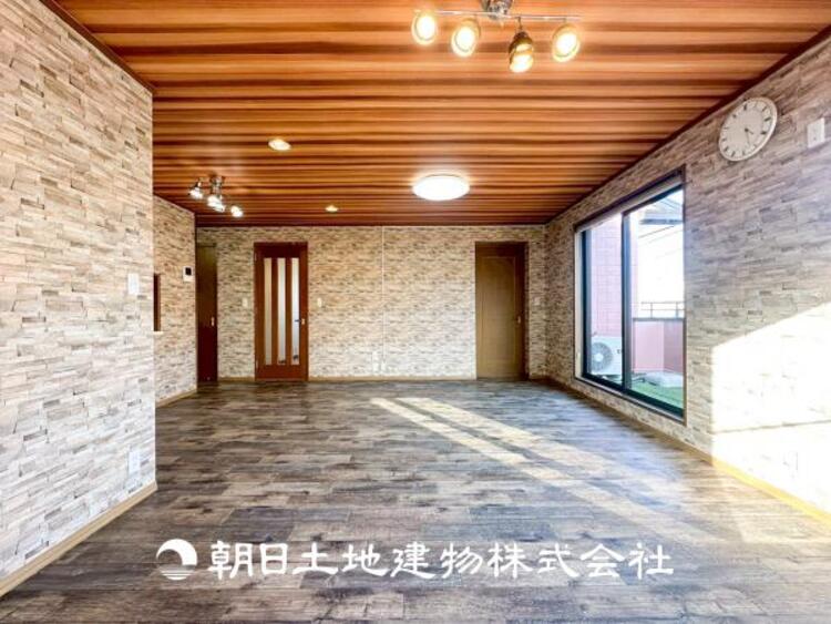 居間 【リビング】1日の中で最も長い時間を過ごすことになるリビングだからこそ、いつも笑顔があふれる空間であるように。広々とした空間から幸せな未来を。