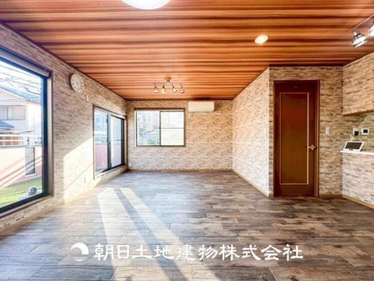 居間 【リビング】開放的で明るい空間が広がるLDK。リビングには暖かな太陽が降り注ぎ、爽やかな住空間です。お友達を呼んでお茶をしたり、一緒に料理を楽しみながら楽しい時間を。