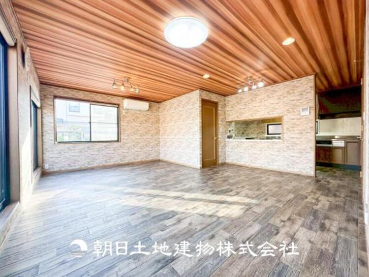 居間 【リビング】大切なご家族、招いた友人と過ごすひと時を溢れる光が優しく包み込む空間。大切な人とともに、心穏やかに過ごすひととき。家族との時間、自分の時間を大切にできる空間を作りました。