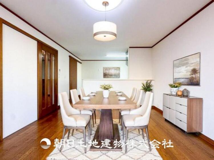 居間 【リビング】リビングにはみんなが集い、食事や楽しい会話が始まる。話に夢中になりすぎて、ついつい時を忘れてしまう。そんな束の間の幸せを感じさせてくれる場所。お子様の勉強スペースとしても活用できます。