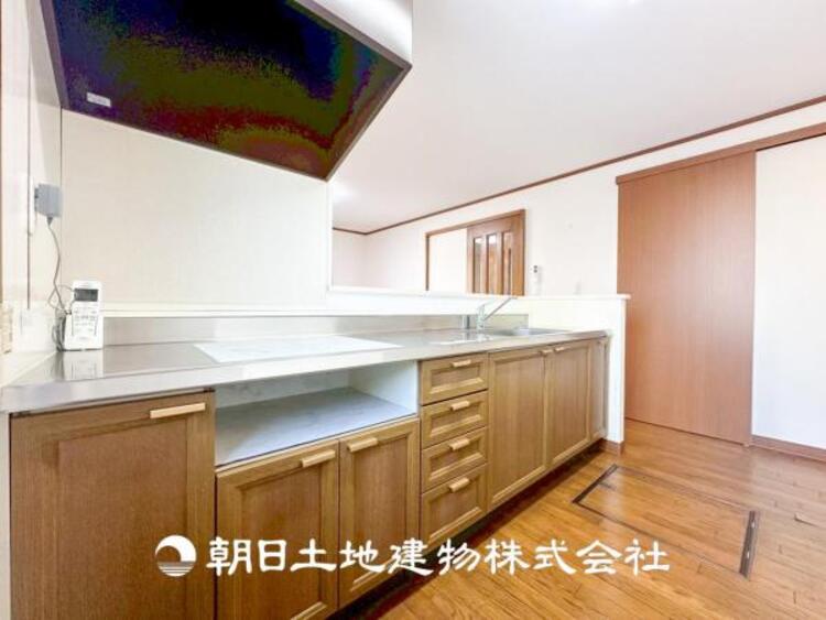 キッチン 【キッチン】シンプルで使いやすいデザインにこだわったキッチン。プライベートスペースを彩るインテリアとしての美しさと、快適な日常を支える機能性と強さがひとつになった自慢のキッチンです。