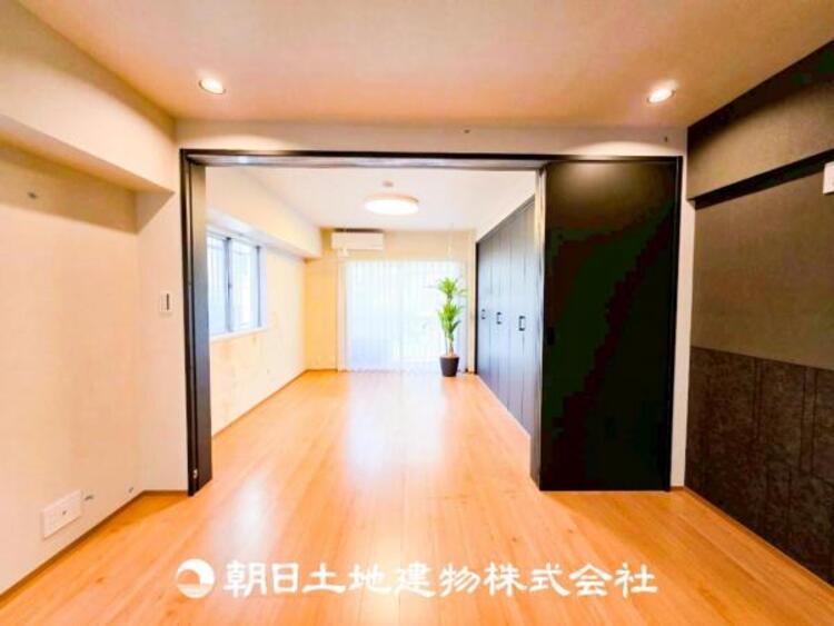 居間 【リビング】家族や友人との時間など、１番多くの時間を過ごす空間だからこそ落ち着いた空間になります。