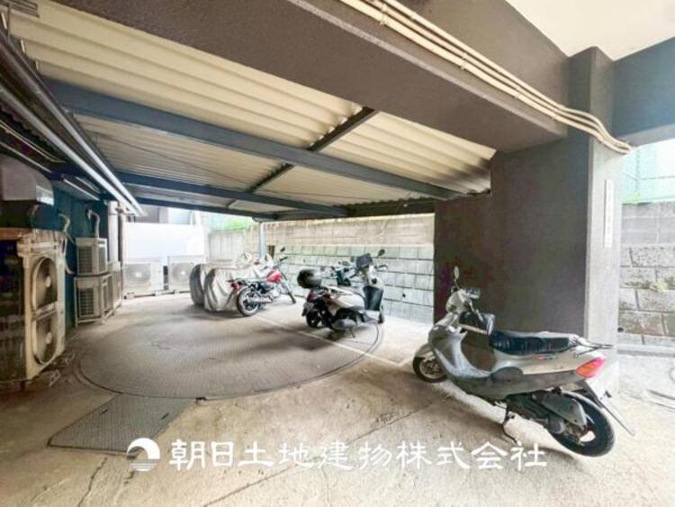 その他 【バイク置き場】屋根付きなので雨の日も安心です。