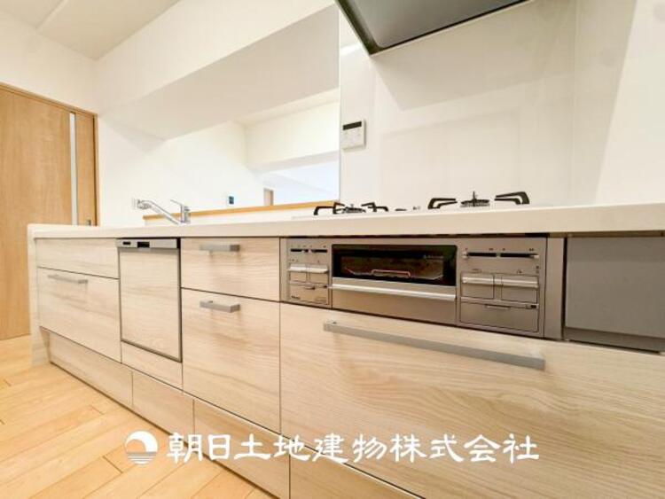 キッチン 【キッチン】シンプルで使いやすいデザインにこだわったキッチン。プライベートスペースを彩るインテリアとしての美しさと、快適な日常を支える機能性と強さがひとつになった自慢のキッチンです。