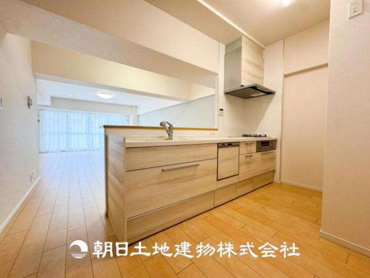 キッチン 【キッチン】住宅の主役でもあり、日常生活を過ごす上で重要な水回りでもあるからこそ機能性・デザイン性に拘りました。お掃除のしやすいシステムキッチンを設置しました。