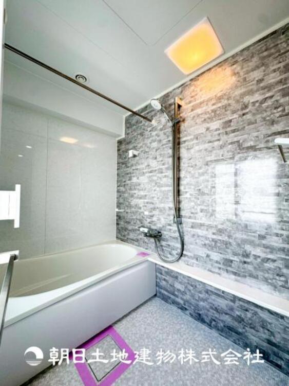 風呂 【浴室】1日の疲れを癒すバスタイム。心地よいリラックスを叶える独立した美しい空間です。心からゆったりと寛いでいただけるよう、ゆとりのスペースを確保しています。