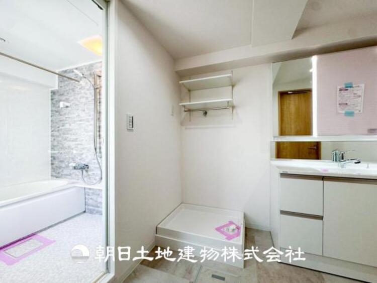 洗面 【洗面化粧台】広々とした洗面化粧台はたっぷり収納もさる事ながら、身だしなみチェックや歯磨きなど、朝の慌ただしい時間でも心に余裕とゆとりを作ってくれます。