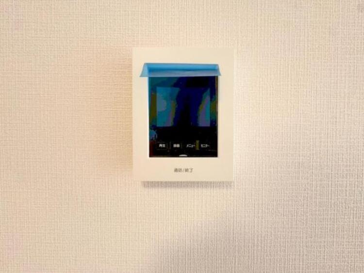 設備 【モニター付きインターホン】訪問者の確認が出来るので、セキュリティ対策にも最適のモニター付きインターホン。