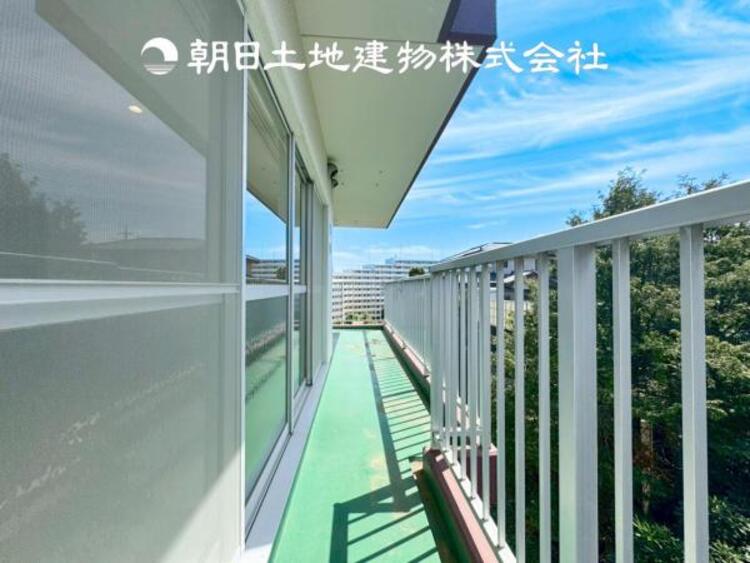 バルコニー 【バルコニー】温かい太陽を感じる事ができるのは、目の前に遮るものが無いから。彼方に広がる風景が絵画のように広がります。