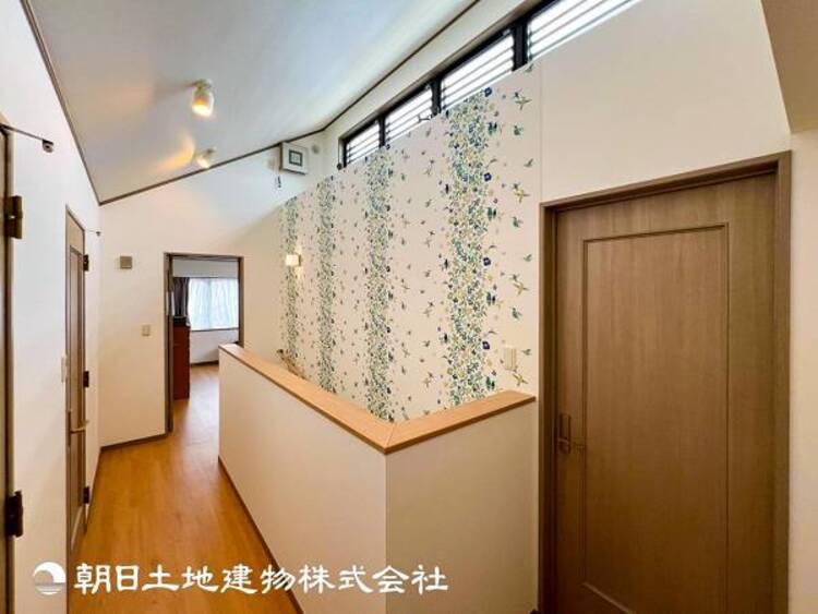 内装 【２階廊下】廊下部分はお洒落なアクセントクロスで日常を鮮やかに彩ります。