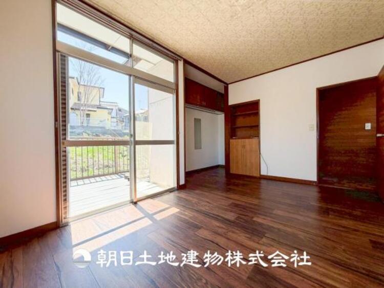 内装 【居室】爽やかな空間演出とセンス良く纏められた室内は良質な寛ぎ空間。そこで暮らす大切な人達のことを考え造りこんだ空間は日々の生活に安らぎを与えてくれます。