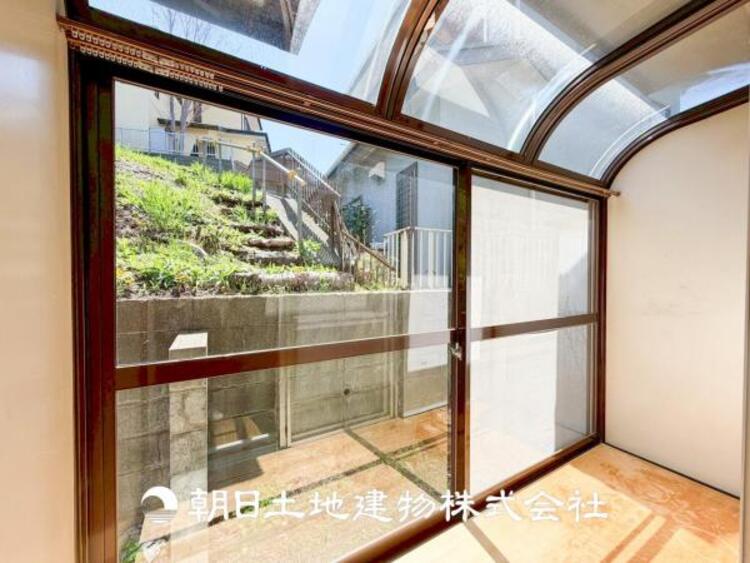 内装 【サンルーム】洗濯物を干すスペースやリラックスするスペースなどとして使えるため、生活の幅が広がります。