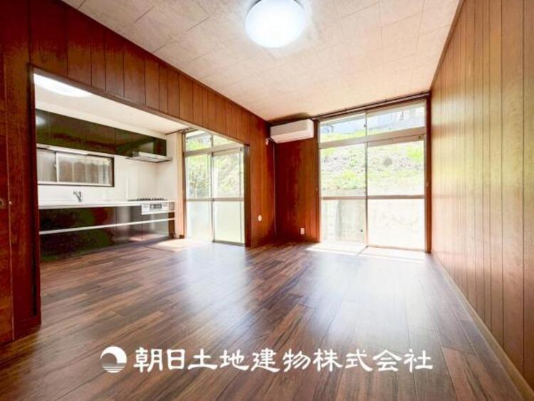 居間 【リビング】1日の中で最も長い時間を過ごすことになるリビングだからこそ、いつも笑顔があふれる空間であるように。広々とした空間から幸せな未来を。