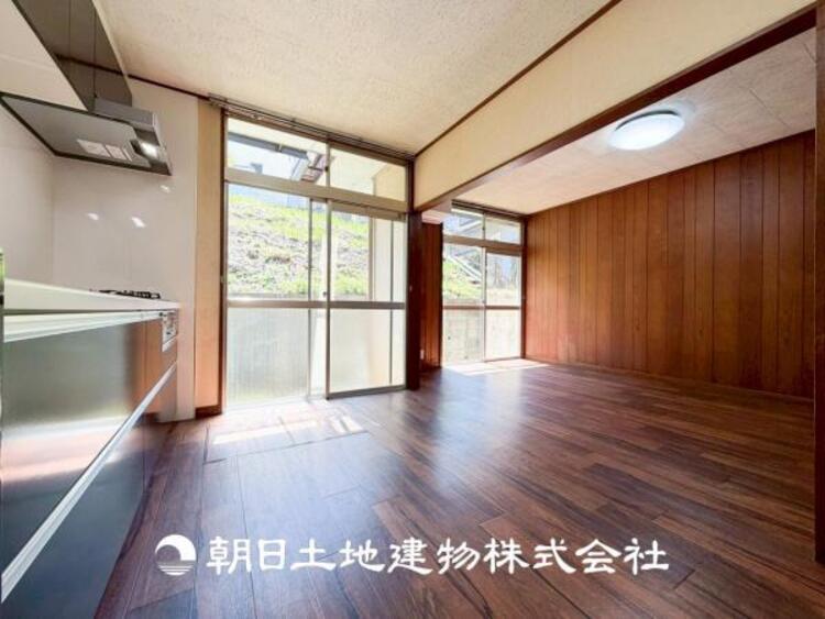 居間 【リビング】リビングにはみんなが集い、食事や楽しい会話が始まる。話に夢中になりすぎて、ついつい時を忘れてしまう。そんな束の間の幸せを感じさせてくれる場所。