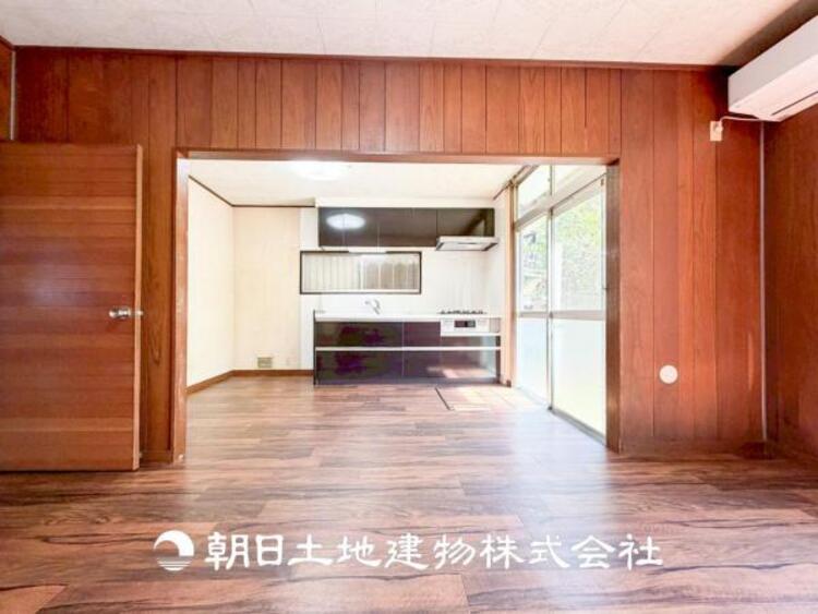 居間 【リビング】大切なご家族、招いた友人と過ごすひと時を溢れる光が優しく包み込む空間。大切な人とともに、心穏やかに過ごすひととき。家族との時間、自分の時間を大切にできる空間を作りました。