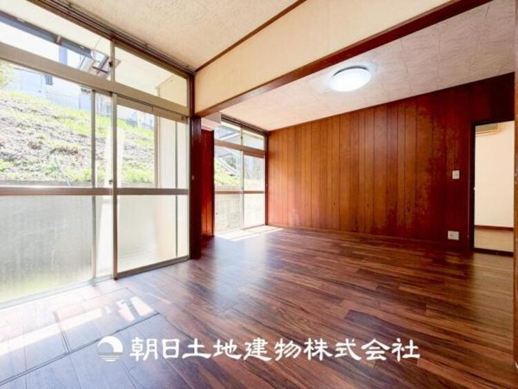 居間 【リビング】開放的で明るい空間が広がるLDK。リビングには暖かな太陽が降り注ぎ、爽やかな住空間です。お友達を呼んでお茶をしたり、一緒に料理を楽しみながら楽しい時間を。