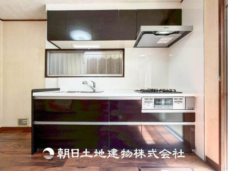 キッチン 【キッチン】住宅の主役でもあり、日常生活を過ごす上で重要な水回りでもあるからこそ機能性・デザイン性に拘りました。お掃除のしやすいシステムキッチンを設置しました。