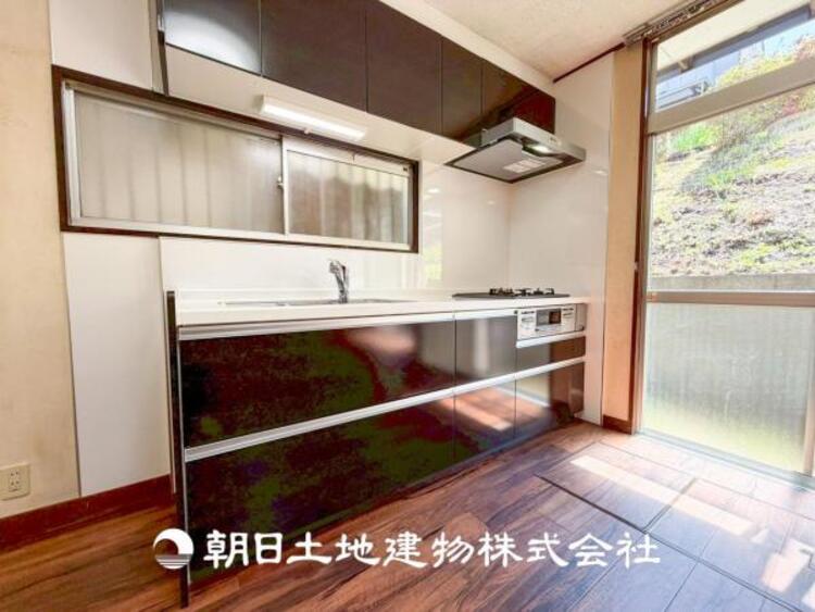 キッチン 【キッチン】シンプルで使いやすいデザインにこだわったキッチン。プライベートスペースを彩るインテリアとしての美しさと、快適な日常を支える機能性と強さがひとつになった自慢のキッチンです。