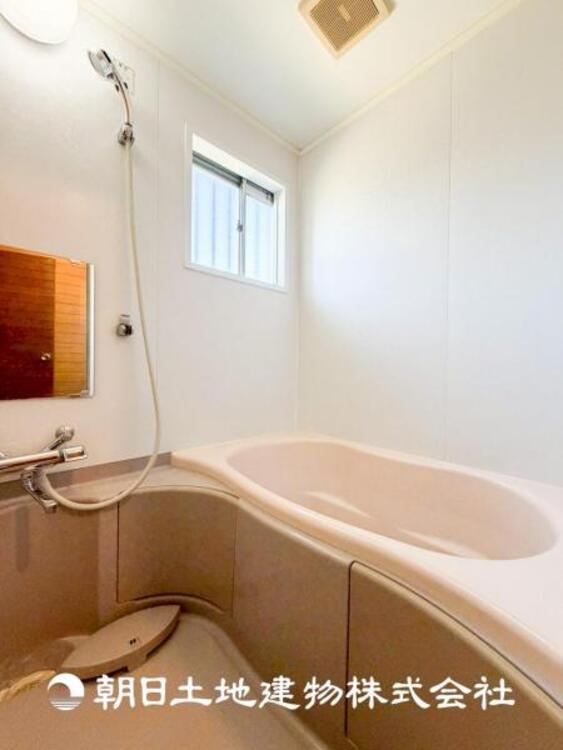 風呂 【浴室】お掃除のしやすさ・収納の便利さ等、おふろを使う人、お手入れする人、みんなにとっての「使いやすさ」を追求した浴室を採用いたしました。